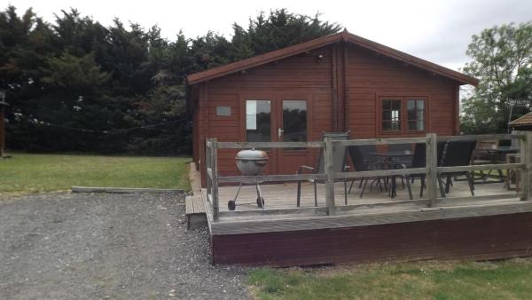 照片显示了位于Offenham市的Spacious 3 bedroom cabin at Avonvale Holiday Lodge物件。