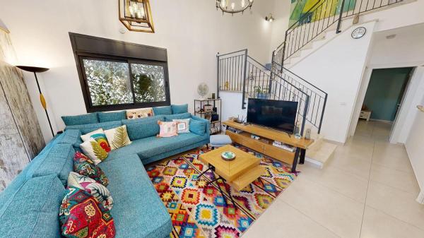 Nella foto è visibile l'oggetto The Galilee Flame duplex situato nella città di Beẕet.