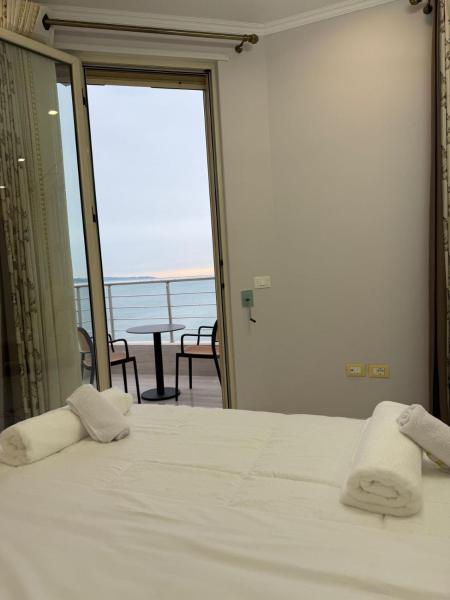 A la foto es mostra l'objecte LuxurySeaview Apartment situat a la ciutat de Durrës.