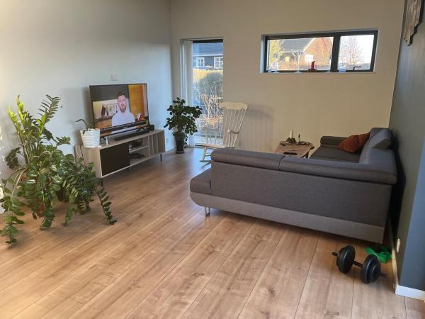 På bildet vises objektet Modern Home for a Spring Getaway som ligger i byen Hinge.