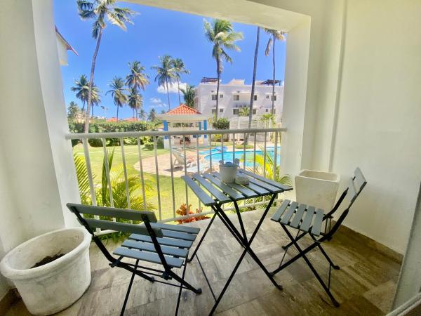 写真にはプンタ・カナ市にあるMadonna1 pool beach los corales Arenas de Bavaroが写っています。
