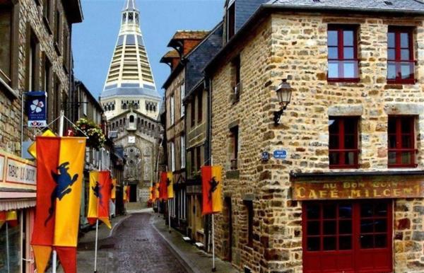 A la foto es mostra l'objecte Gite Saint Julien situat a la ciutat de Domfront.