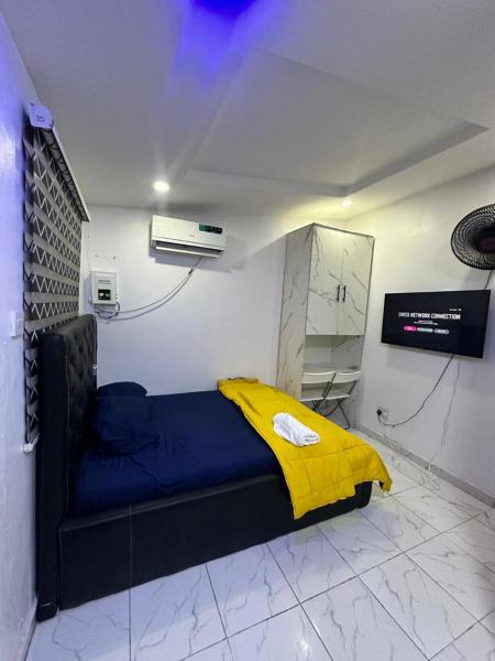 A la foto es mostra l'objecte Serviced Self Contained Room At Aquaview estate Ogudu, 15 mins to the Airport situat a la ciutat de Lagos.