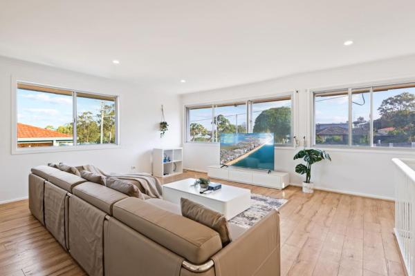 På bildet vises objektet 1Mins to Pinelands Plaza 4BR Chic Family Retreat som ligger i byen Runcorn.