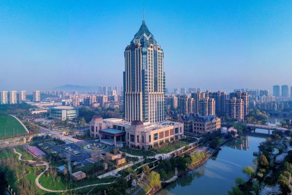 På billedet ses objektet New Century Grand Hotel Changxing beliggende i byen Jiapu.