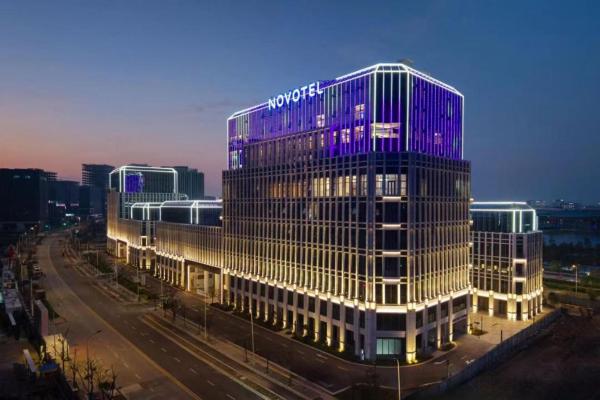 A la foto es mostra l'objecte Novotel Shanghai Lingang situat a la ciutat de Nanhui.