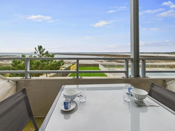 照片显示了位于Le Croisic市的Vue mer avec balcon - Studio pour 2 avec piscine物件。