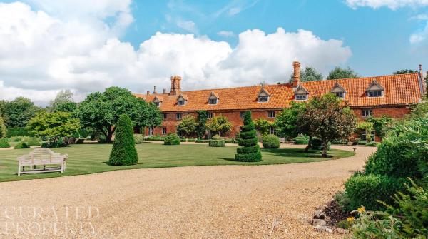 A la foto es mostra l'objecte A Luxury Tudor Hall & Gardens Located on Breath-Taking Norfolk Estate situat a la ciutat de Loddon.