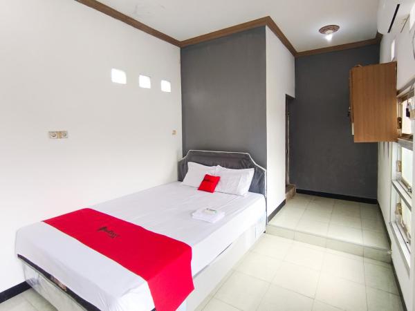 写真にはPare市にあるRedDoorz at Brawijaya Central Kampung Inggrisが写っています。