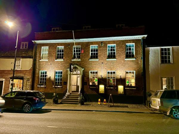 A la foto es mostra l'objecte The Limes Bar and Hotel situat a la ciutat de Barking.