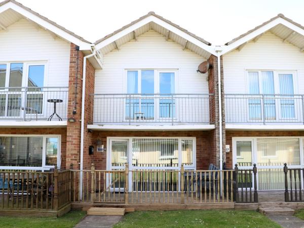Na fotografii je vidět objekt No 108 Waterside nacházející se ve městě Lowestoft.