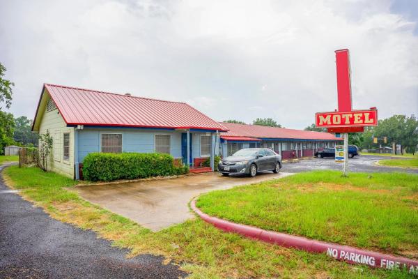 På billedet ses objektet Budget Inn By OYO Palestine TX Hwy 79 beliggende i byen Palestine.