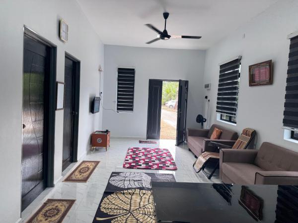 На фото показан объект Homestay Tangkak Kasih Zaleha, расположенный в городе Tangkak.