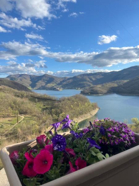 På billedet ses objektet Paradiso sul lago beliggende i byen Rocca Sinibalda.