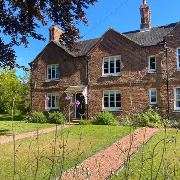 A la foto es mostra l'objecte Cottage with log burner and hot tub in shropshire situat a la ciutat de Great Bolas.