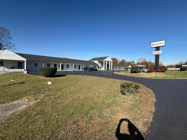 Na fotografii je vidět objekt OYO Hotel Economy Inn US-29 Danville nacházející se ve městě Whitfield.