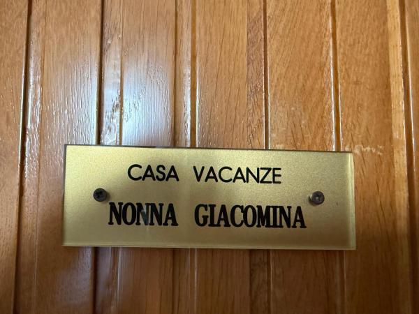 写真にはアルゲーロ市にあるNonna Giacominaが写っています。