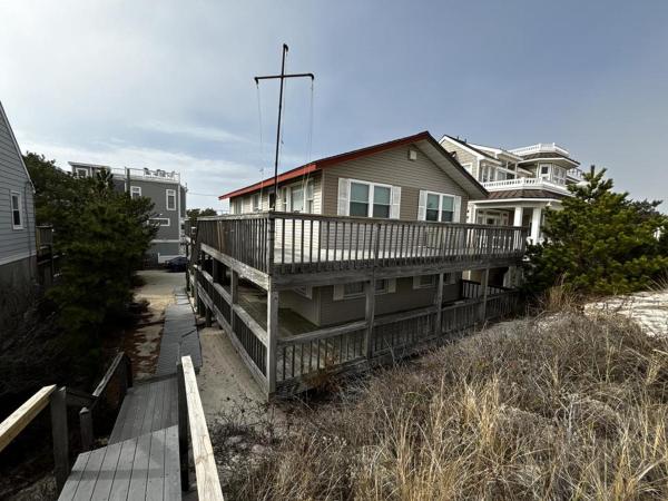 Na fotografii je vidět objekt Wi-Fi, Beach Badges, Beach Chairs, O-S Deck, Ocean Front Duplex First Floor In Surf City 14020 nacházející se ve městě North Beach.