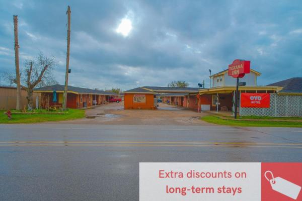 På billedet ses objektet Texana Inn Edna By OYO beliggende i byen Edna.