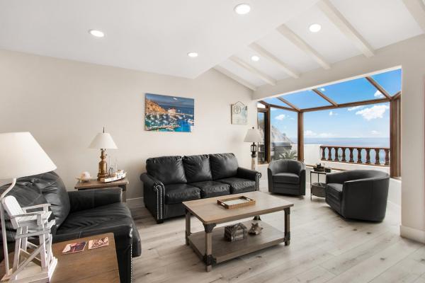 A la foto es mostra l'objecte H167 - Hamilton Cove Villa 1-67 situat a la ciutat de Avalon.