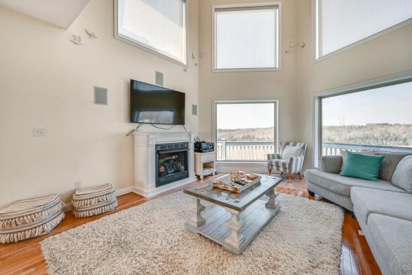 A la foto es mostra l'objecte Lake Cumberland Home with Hot Tub and Game Room situat a la ciutat de Burnside.
