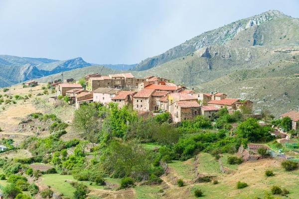 写真にはLos Molinos de Ocón市にあるSan Vicente de Robresが写っています。