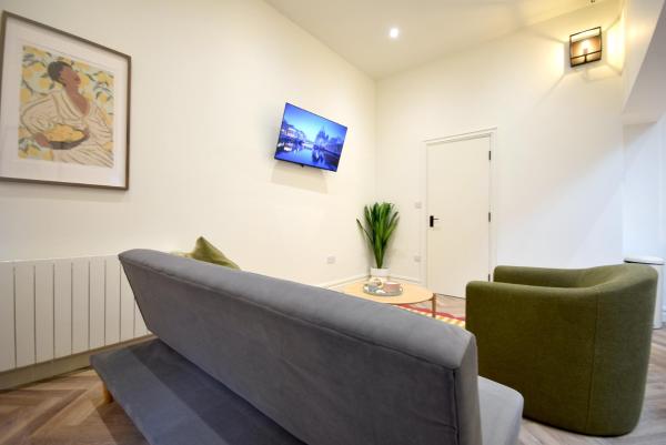 CITYeSCAPE - Spacious 1BR Duplex Sofabed - NQ, Манчестер