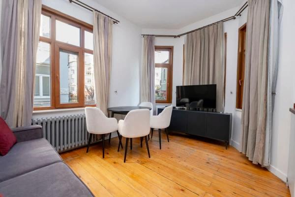 Exclusive House with 2 Apartments including 4 Bedrooms and 4 Bathrooms in Total, Estambul