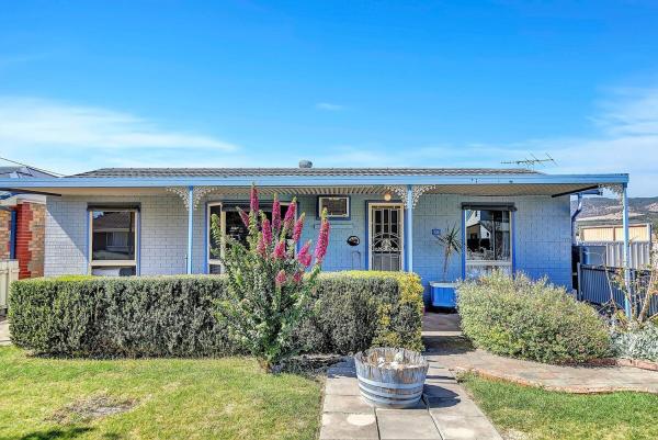 La photo montre l'objet Charming Coastal Cottage-Steps Away from the Beach situé dans la ville de Aldinga Beach.