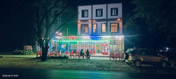 A la foto es mostra l'objecte Hotel Rajdhani Palace situat a la ciutat de Sīkar.