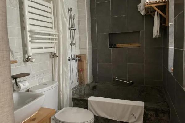 A la foto es mostra l'objecte Mount Emei Bamboo Private Hot Spring Bed and Breakfast situat a la ciutat de Leshan.