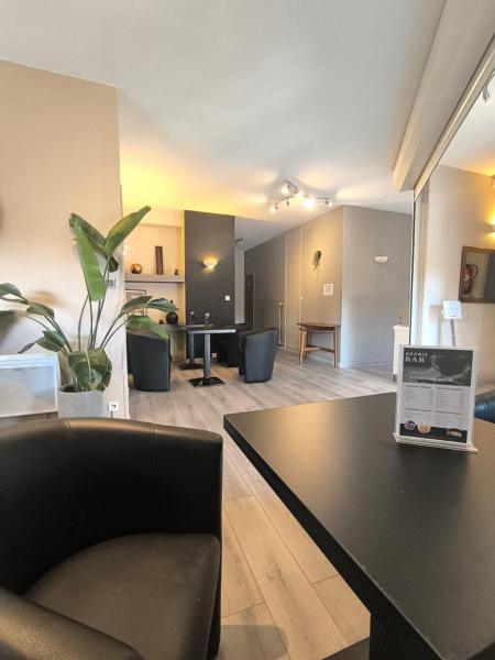 A la foto es mostra l'objecte Adonis Lyon Est Hôtel Artys situat a la ciutat de Toussieu.