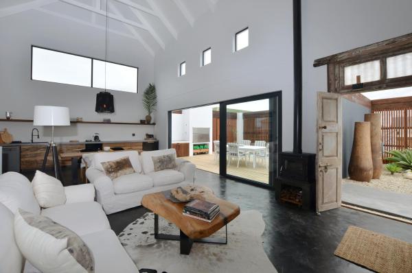 På billedet ses objektet Salt Bungalow Yzerfontein beliggende i byen Yzerfontein.