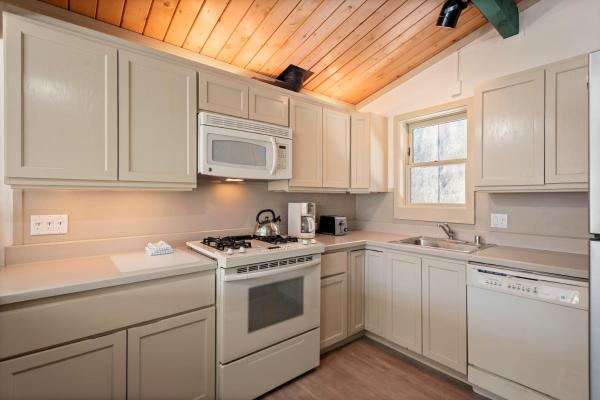 Fotografie 7: Shadow Mountain Unit 19, Charming Ski-In, Ski-Out Condo with Great Views and Pool Access