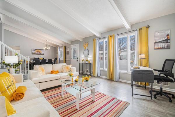 A la foto es mostra l'objecte Modern 4-Bedroom Retreat situat a la ciutat de Omaha.