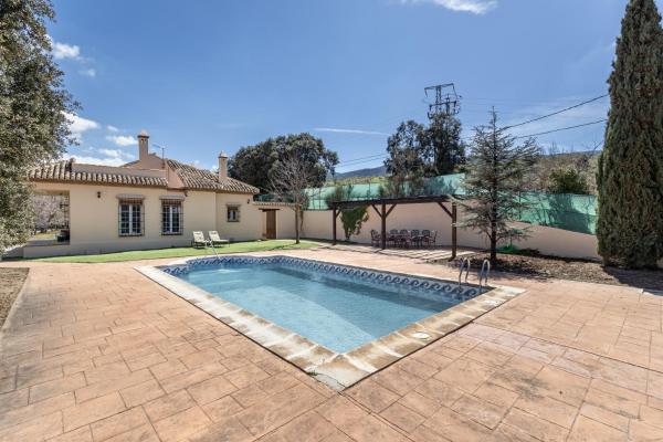 Na zdjęciu widoczny jest obiekt Finca rural en Dílar con piscina privada położony w mieście Grenada.