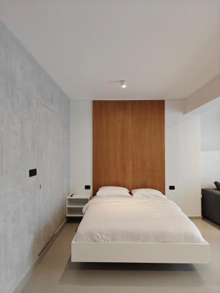 A la foto es mostra l'objecte XR Studio situat a la ciutat de Patra.