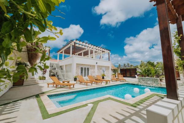 The photo shows the Eva Oceanfront Spa Resort Poolrooftop By Lucha located in the city of Savaneta.