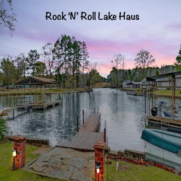 Auf dem Foto ist das Objekt Rock N Roll Lake Haus in der Stadt Mountain Pine zu sehen.