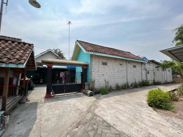 照片显示了位于Lawang市的Hotel O Kost Bu Tutik Syariah物件。