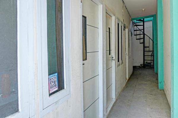 Op de foto is het object OYO Life 92684 Kost Mutiara Nirwana te zien, gelegen in de stad Gandang.