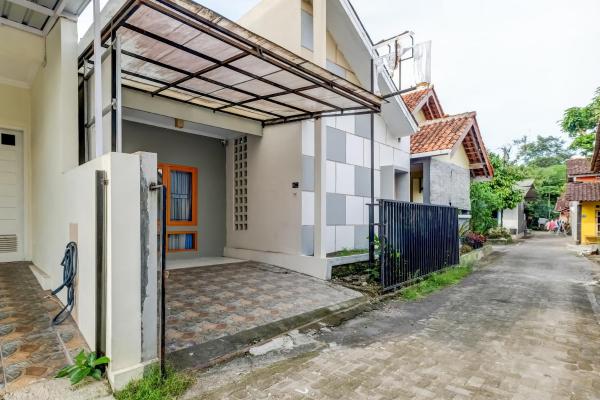 På billedet ses objektet OYO Life 91239 Kost Rosandy House Yogyakarta beliggende i byen Sleman.