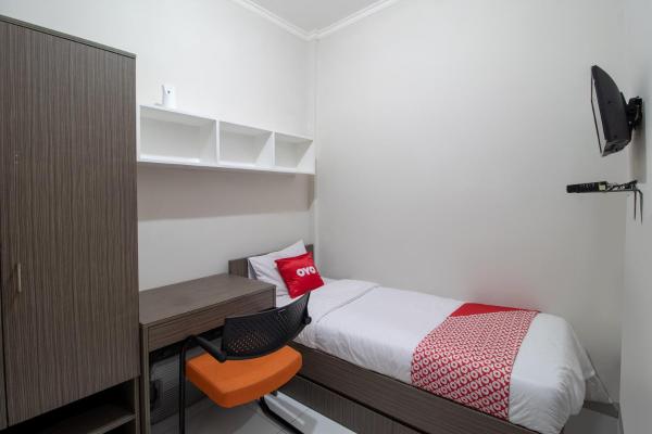 The photo shows the OYO 3253 Sofia Residence located in the city of Telukjambe.