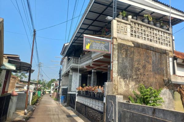 写真にはKroya市にあるHotel O Chimi Rumah Kostが写っています。