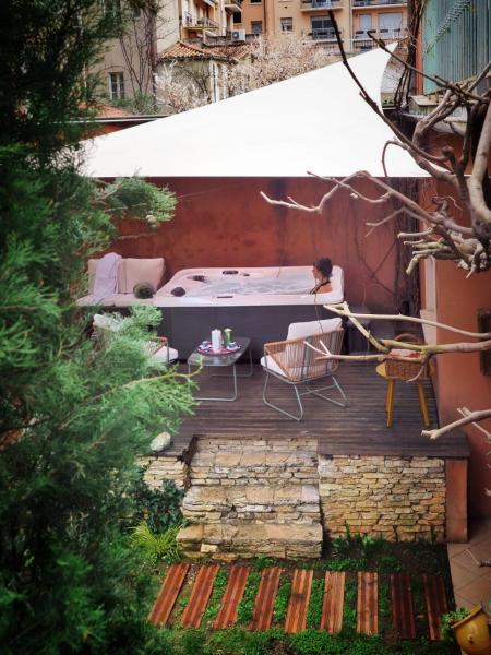 A la foto es mostra l'objecte chambre condamine spa situat a la ciutat de Millau.