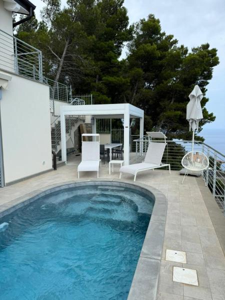 Na foto é possível ver o objeto Orizzonti Blu Pool Villa by Wonderful Italy localizado na cidade de Cervo.