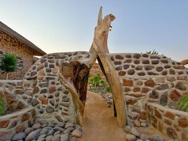 A la foto es mostra l'objecte Brandberg White Lady Lodge situat a la ciutat de Uis.