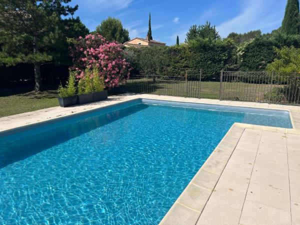 Na fotografii je vidět objekt Villa climatisée avec piscine et aire de jeux enfants nacházející se ve městě Pernes-les-Fontaines.