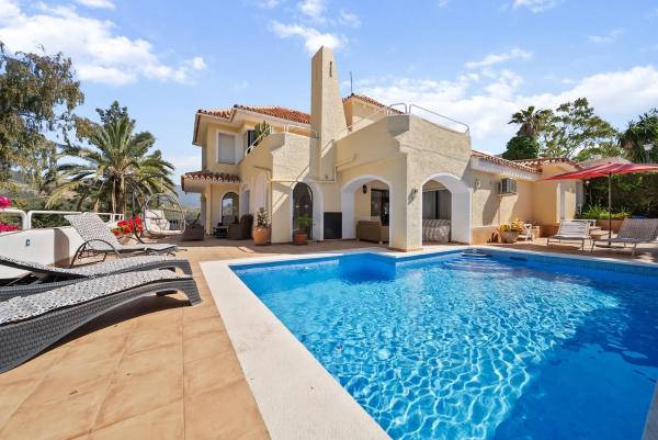 Na foto é possível ver o objeto Luxury Living in Marbella Exclusive Villa RDR491 localizado na cidade de Marbella.