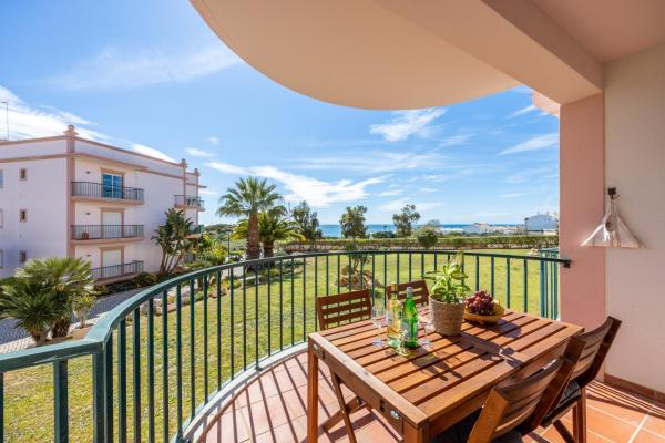 La photo montre l'objet Luz Casas- St James 106, 3 bed, 2 bath, wifi, shared pool, sea view situé dans la ville de Luz.
